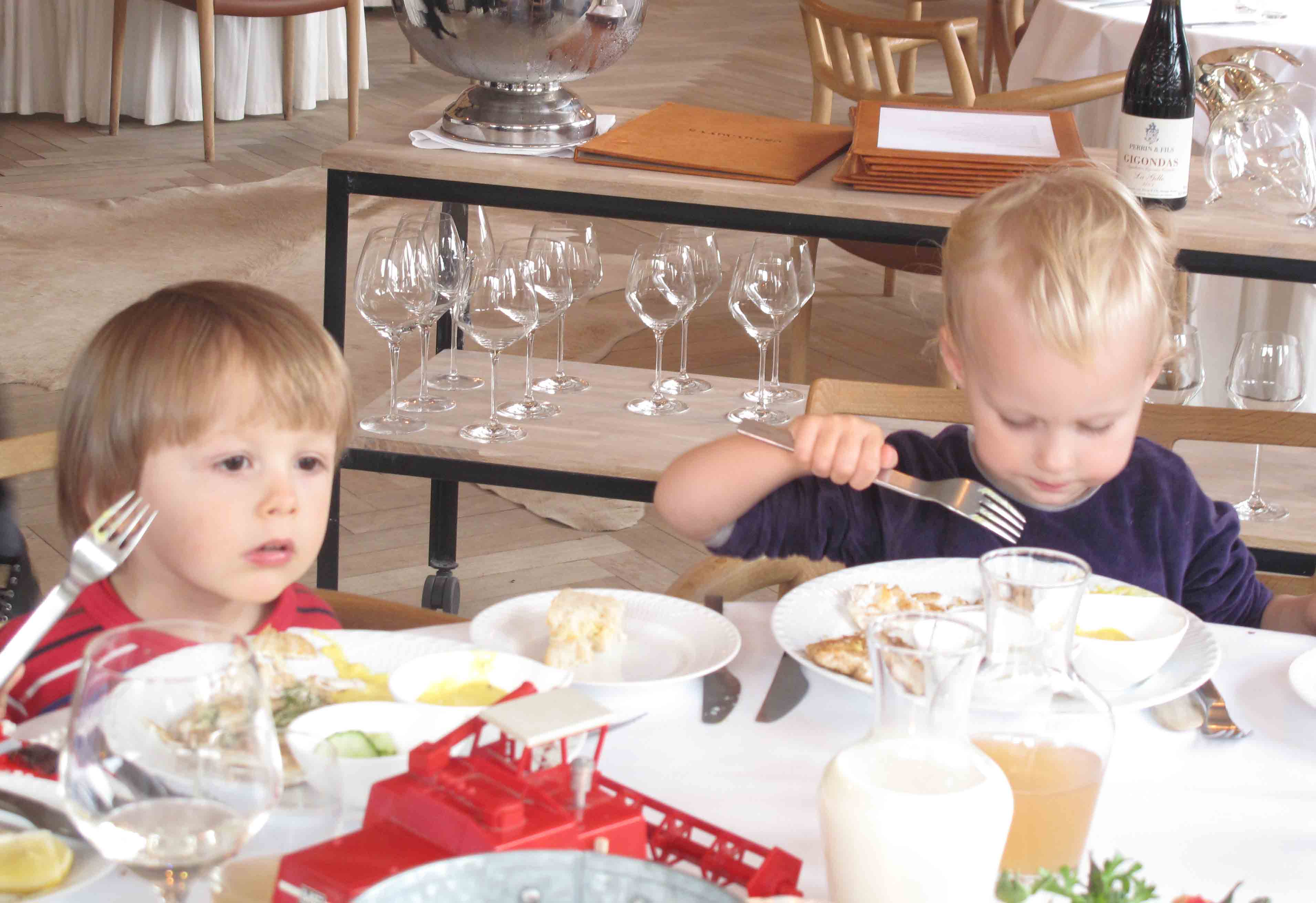 De sm� spiser med kniv og gaffel